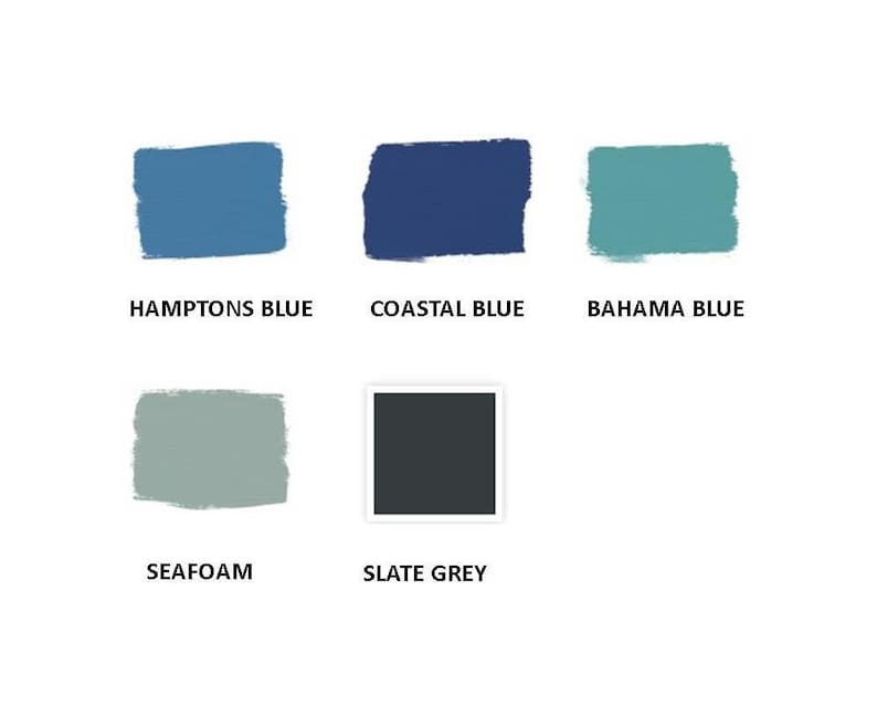 K&ouml;nnte beinhalten: F&uuml;nf Farbmuster in Blau-, T&uuml;rkis- und Graut&ouml;nen werden auf wei&szlig;em Hintergrund angezeigt. Die Farben sind beschriftet: Hamptons Blue, Coastal Blue, Bahama Blue, Seafoam und Slate Grey. Die Farbmuster haben eine strukturierte Optik.