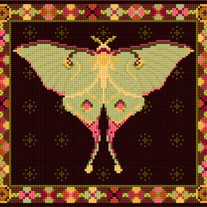 Peut inclure: Un papillon vert et rose avec un motif détaillé est brodé sur un fond noir avec une bordure florale. Le papillon est entouré d'un fond brun foncé avec une bordure florale.