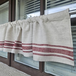 Tikkend volant boerderijgordijn van linnen, raambekleding van puur linnen. Woonkamer Cafe Keukenraampaneel Graanzak met Franse streep