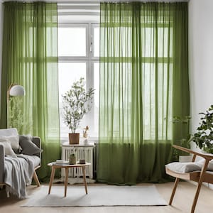 Puede incluir: Una sala de estar con cortinas de gasa verde colgadas frente a una ventana. Las cortinas están hechas de una tela ligera que permite que la luz se filtre. Hay un sofá, una mesa de café y una silla en la habitación.