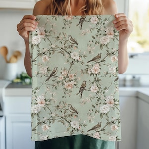 Toile de Jouy Geschirrtuch in Leinen - Grüne botanische Hand Geschirrtücher - Bauernhaus Blumen Teller Dekor Küchentuch mit Brids auf Bäumen
