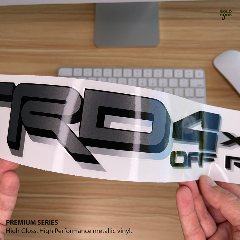 Puede incluir: Una calcoman&iacute;a de vinilo negro y plateado con el texto "TRD OFF ROAD" en una fuente en negrita de estilo 3D. La calcoman&iacute;a est&aacute; dise&ntilde;ada para usarse en un veh&iacute;culo y es parte de una serie premium.