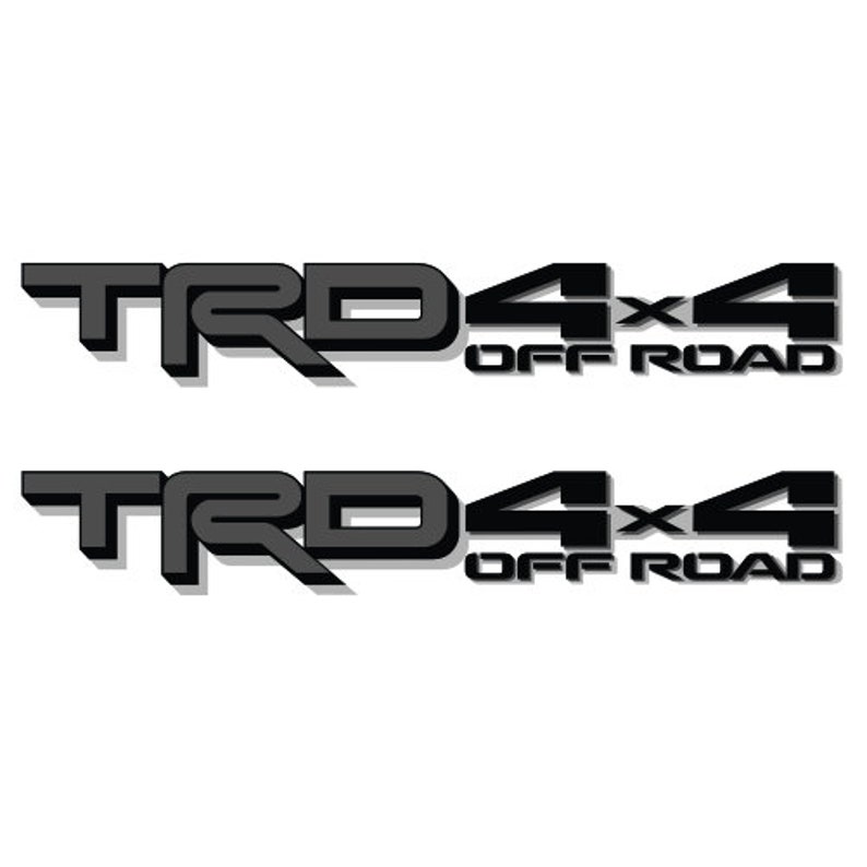 Puede incluir: Dos calcoman&iacute;as de vinilo negro con el texto "TRD 4x4 OFF ROAD" en una fuente en negrita de estilo 3D.