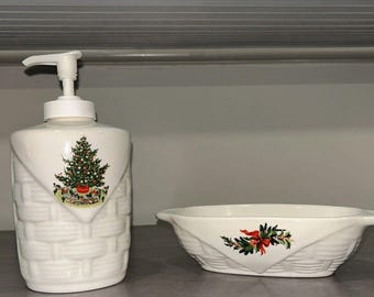 Pfaltzgraff CHRISTMAS HERITAGE Kitchen Bathroom Set  Soap Holder & Bowl VTG Nice