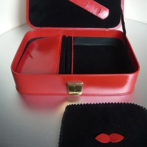 Jewelry box in red leather, black velvet interior