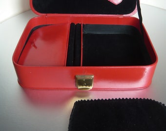 Jewelry box in red leather, black velvet interior