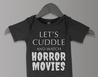Lass uns kuscheln und Horrorfilme gucken | Goth Babykleidung | Gothic Babykleidung | Punk Babykleidung | Horror Babykleidung | Baby-Halloween