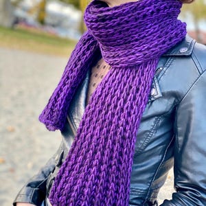 Strickmuster für einen grob gestrickten Schal, einfaches Strickmuster für einen Schal, Strickmuster im Fischerrippenmuster, Strickmuster für einen super grob gestrickten Schal, Brioche-Strickmuster