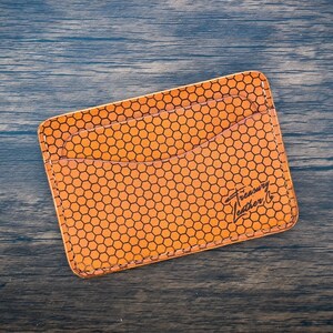 Cartera de tarjeta de 5 bolsillos hecha a mano en cuero veg tan de EE. UU. / Russet natural / Wickett y Craig