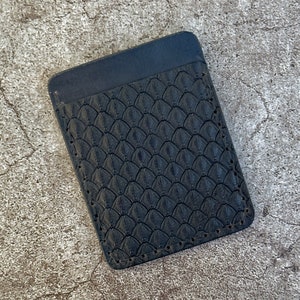 Monedero con clip para billetes hecho a mano en cuero vegetal teñido a mano / negro / tarjetero cosido a mano con escamas de serpiente y dragón