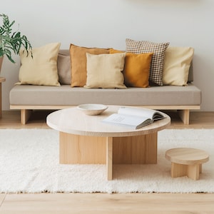 Round solid wood coffee table for the living room Turqueta image 4