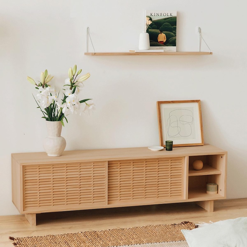 Mueble TV de madera maciza para el salón - Galera Oak color varnished