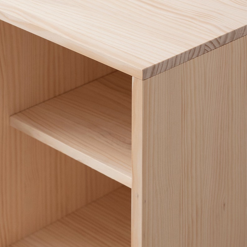Puede incluir: Una estanter&iacute;a de madera con dos estantes. Los estantes son de madera clara y tienen un acabado natural. La unidad est&aacute; hecha de madera maciza y tiene un dise&ntilde;o simple y moderno.