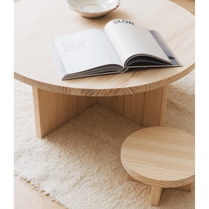 Round solid wood coffee table for the living room Turqueta image 2