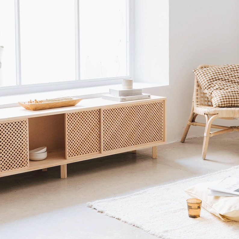The perfect 180 cm tv cabinet for any living room, with the perfect size to store all the electronic or decorative objects. It combines a Mediterranean essence with a timeless aesthetic.