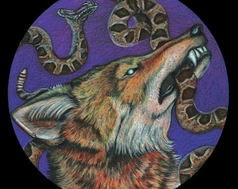 Puede incluir: Ilustración detallada de un lobo mordiendo una serpiente, sobre un fondo púrpura. El lobo está representado en tonos marrones, naranjas y blancos, con dientes afilados y ojos brillantes. La serpiente es marrón con un diseño.