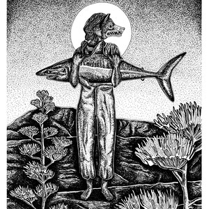 Puede incluir: Ilustración en blanco y negro de una persona con una máscara de lobo sosteniendo un tiburón. La persona lleva un mono y está de pie en un paisaje con plantas y una montaña al fondo. Un círculo brillante está detrás de la cabeza de la persona.