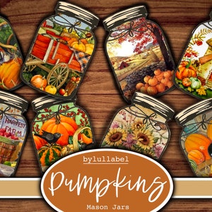 Pode incluir: Nove frascos de vidro com designs temáticos de outono. Os frascos apresentam imagens de abóboras, girassóis, um moinho de vento, uma fazenda e uma carroça. Os frascos são etiquetados com "Pumpkins Mason Jars" e "by lullabel".