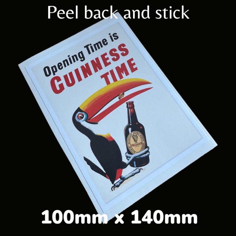 K&ouml;nnte beinhalten: Rechteckiger Aufkleber mit einem Tukan, der eine Guinness-Flasche h&auml;lt. Der Text "Opening Time is Guinness Time" ist in Rot und Schwarz gehalten. Gr&ouml;&szlig;e: 100 mm x 140 mm.