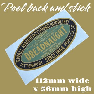 Könnte beinhalten: Ein ovaler Aufkleber in Gold und Schwarz mit dem Text "P.WALL MANUFACTURING SUPPLIED PITTSBURGH SINCE 1864 PENNA U.S.CO" und "DREADNAUGHT" in einem grünen Oval. Der Aufkleber ist 112 mm breit und 56 mm hoch.