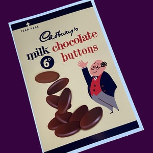 Op de afbeelding: Een vintage verpakking van Cadbury's melkchocolade-knoppen met een cartoonillustratie van een man in pak en een stapel chocolade-knoppen. De verpakking heeft de tekst "Cadbury's milk chocolate buttons 6d".