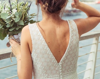 Abito da sposa minimalista con schiena scoperta: scollo a V profondo, abito in pizzo boho senza maniche Natural Beauty