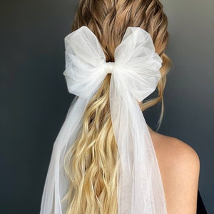 Velo de tul con lazo para novia: un accesorio ligero y aireado para el cabello.