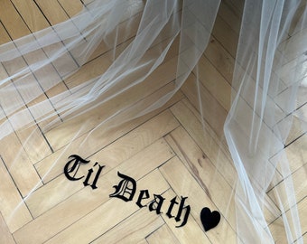 Velo de novia negro, con frases bordadas, palabras, letras e