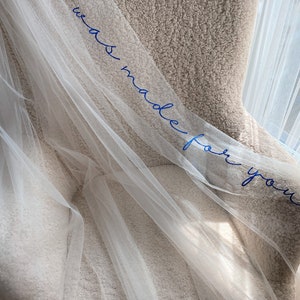 Velo de novia personalizado con frases, palabras, letras e iniciales bordadas. Velo de novia estilo catedral. Velo de tul blanco con monograma.