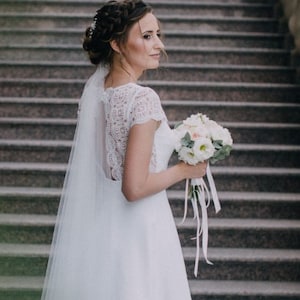 Bescheidenes Hochzeitskleid Rustikale Stimmung offener Rücken, U-Boot-Ausschnitt und Flügelärmel für minimalistische, boho und wunderliche Hochzeit