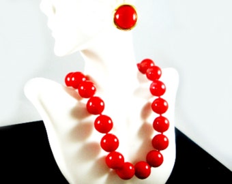 with a natural border. Chunky Collection square ear clips tomato-red