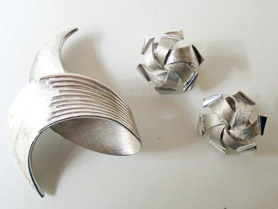 CROWN TRIFARI 60's Silver Brooch and Clip Earring… - image 6