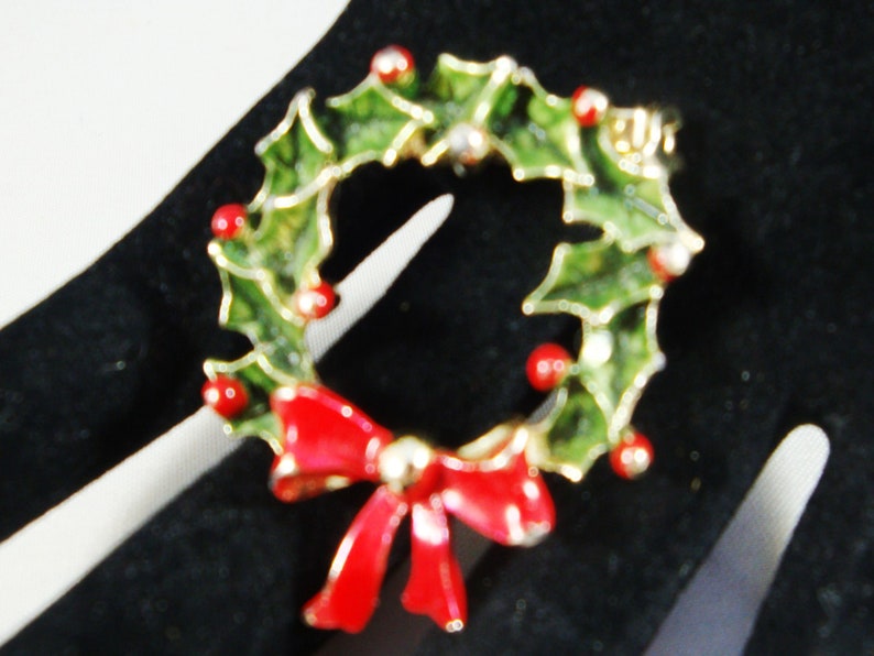 Christmas Wreath Brooch Vintage Wreath with Ornaments Pin Vintage Gold Christmas Wreath Pin Vintage Christmas Pin