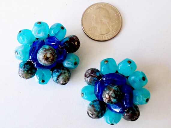 Vintage Blue Bead Cluster Earrings, Shades of Blu… - image 2