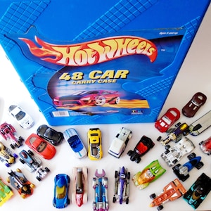 Hot Wheels Tara USA 48 Case + 28 HW Vehicles, Vintage Hot Wheels 01 Collector Case and Car Set, Die Cast 1:64 Scale Collector Car Set