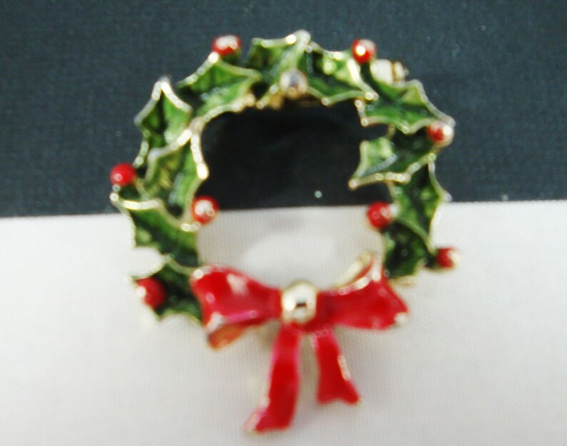 Christmas Wreath Brooch Vintage Wreath with Ornaments Pin Vintage Gold Christmas Wreath Pin Vintage Christmas Pin