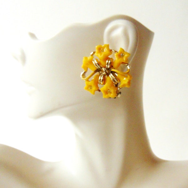 STAR Yellow Plastic Flower Enamel Clip Earrings, 50's Yellow Flower Center Clip Earrings, Vintage Yellow Flower Cluster Earrings