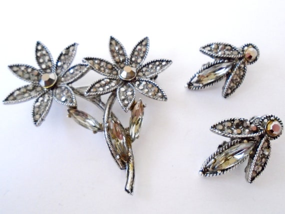 HOLLYCRAFT Marcasite Daisy Brooch and Earrings, 6… - image 1