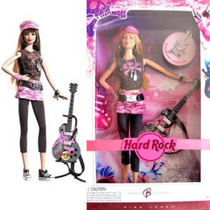 Puede incluir: Muñeca Barbie Hard Rock Cafe con un atuendo rosa y negro con una guitarra. La muñeca forma parte de la serie Barbie Pink Label Collector.