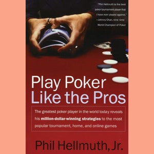 Peut inclure: Couverture du livre "Play Poker Like the Pros" de Phil Hellmuth, Jr. L'image présente des mains manipulant des cartes à jouer, des jetons de poker et du texte sur les stratégies de poker.