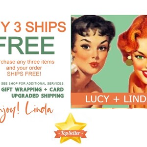 Op de afbeelding: Een vintage-stijl advertentie met twee vrouwen met de tekst "BUY 3 SHIPS FREE" en "LUCY + LINDA". De advertentie bevat ook de tekst "Purchase any three items and your order SHIPS FREE!" en "SEE SHOP FOR ADDITIONAL SERVICES GIFT WRAPPING + CARD UPGRADED SHIPPING Enjoy! Linda".