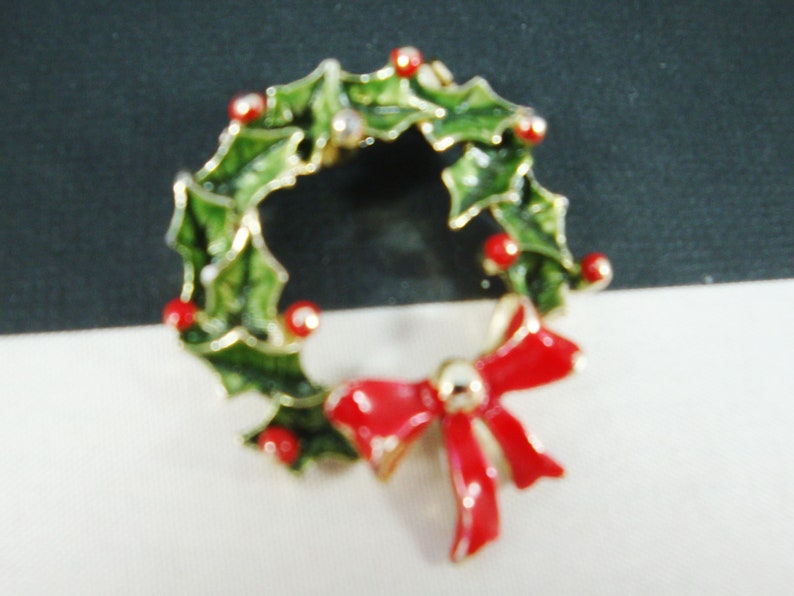 Christmas Wreath Brooch Vintage Wreath with Ornaments Pin Vintage Gold Christmas Wreath Pin Vintage Christmas Pin