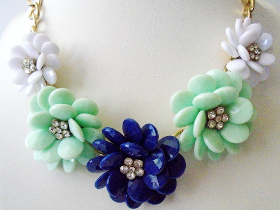 Big Flower Lucite Necklace Flower Bib Necklace Vintage Lucite and Rhinestone Necklace Lucite Flower Necklace Plastic Flower Necklace Etsy Canada