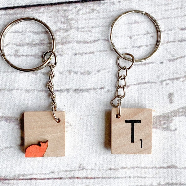 Letter tile keyring with lying ginger cat embellishment on back - alphabet keyring perfect for small gift or favour