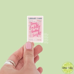 Bibliotheekpas Sorry, ik ben vanavond volgeboekt Roze vinylsticker | Kindle-sticker | Boekenachtige stickers | Leesgrage sticker | Stickercitaat