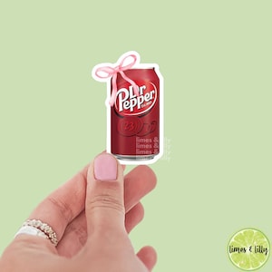 Dr. Pepper Can Coquette Sticker Noeud | autocollant soda |  autocollant girly |  Sticker Kindle | Stickers livresques | Stickers tendance |