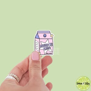 Fueled by Spite 99% Bitter Juice Box Adesivo de vinil de caixa de leite | Adesivos Kindle | Adesivos literários | Leitor de humor | Adesivos de sarcasmo | Tendência