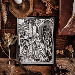 Könnte beinhalten: Schwarz-weiß gestickter Patch, der eine skelettartige Figur mit einer Sense zeigt, die drei Personen durch eine Tür führt. Der Patch befindet sich auf einem dunklen Hintergrund.