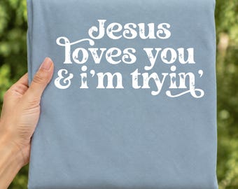 Gesù ti ama e ci sto provando PNG / Design cristiano per sublimazione / Versetto biblico PNG / Download digitale a tema religioso