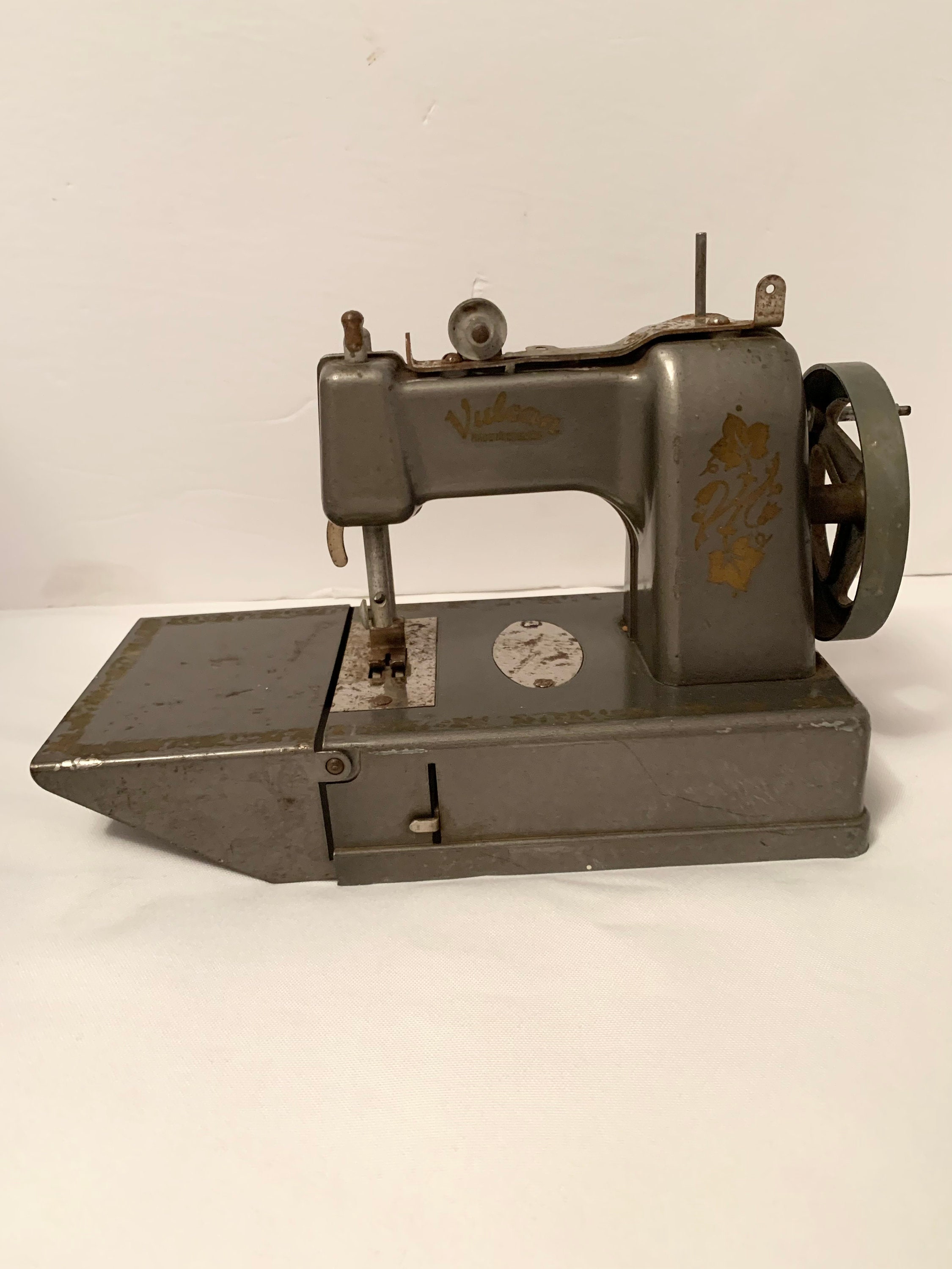 イギリス アンティーク バルカンVULCAN トイミシン ミニミシン Vulcan Toy Sewing Machine - Hand Crank Sewing Machine - Made in